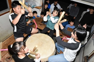 屋台の太鼓をたたく練習をする子どもたち＝加西市北条町東高室