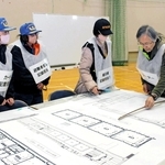 避難所運営ゲームに取り組む防災訓練の参加者＝加東市立滝野中学校