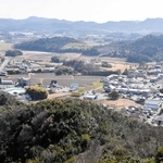 加西市の市街化区域に立つ住宅（右）と、田畑などが広がる市街化調整区域（左）＝加西市玉野町、ランドマーク展望台から