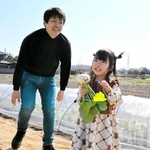 カブを収穫して喜ぶ親子＝小野市市場町