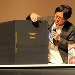 播州織が使われた作品集について説明する浅見英治さん＝オリナスホール
