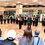コープ加西の閉店で買い物客らにあいさつする従業員ら＝加西市北条町北条