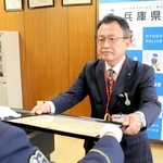 署長感謝状を受け取る小林史尚局長＝西脇署