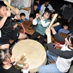 屋台の太鼓をたたく練習をする子どもたち＝加西市北条町東高室
