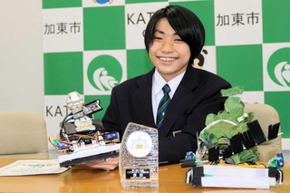 第１回ご当地子どもロボコン全国大会で優勝した山崎楓都さん＝加東市役所