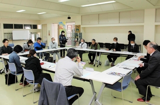 報告会では高校と企業などが職業体験を通じ、生徒をどう育てるかを話し合った＝多可高校