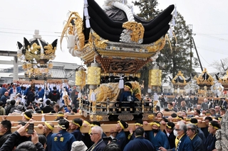 勇ましい屋台練りを見せる担ぎ手ら＝住吉神社