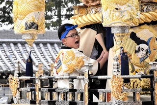 大声で屋台ばやしを歌いながら太鼓をたたく子ども＝住吉神社