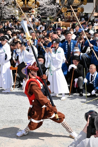 古式ゆかしい装束で披露された龍王舞＝大年神社