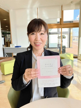 子どもの不登校などの体験を本にした藤本るみさん＝小野市内