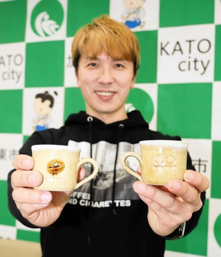 限定１００個を販売する丹波焼のデミタスカップ＝加東市社