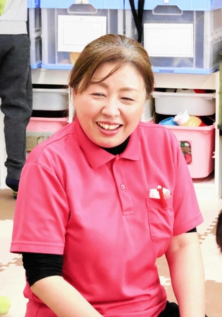 子どもたちに笑顔を向ける島村有香さん＝加東市社（画像の一部を加工しています）