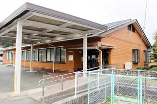 他の医療機関などの支援を受け、診療を継続する杉原谷診療所＝多可町加美区市原