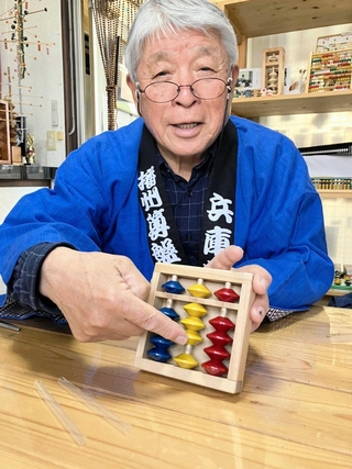 万博会場で紹介する「ソロティー４」と宮永英孝さん＝小野市垂井町