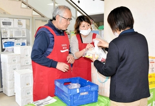 めーむひろばで来客に対応する柳内初生さん（左）＝加西市健康福祉会館