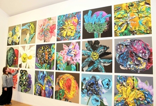 花の作品が壁面を埋める＝岡之山美術館