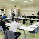 報告会では高校と企業などが職業体験を通じ、生徒をどう育てるかを話し合った＝多可高校