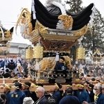 勇ましい屋台練りを見せる担ぎ手ら＝住吉神社