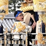 大声で屋台ばやしを歌いながら太鼓をたたく子ども＝住吉神社