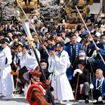 古式ゆかしい装束で披露された龍王舞＝大年神社