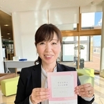 子どもの不登校などの体験を本にした藤本るみさん＝小野市内