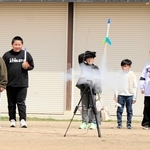 子どもの元気なかけ声とともに発射するロケット＝加東市上田
