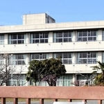 閉校した社小学校の校門には「運動場・体育館の使用には許可が必要」という張り紙がある＝加東市社