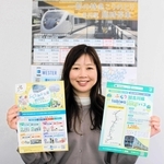 加古川線１日乗り放題などのチラシを手にする西脇市職員＝同市役所