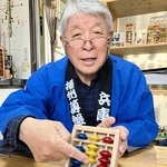 万博会場で紹介する「ソロティー４」と宮永英孝さん＝小野市垂井町