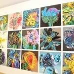 花の作品が壁面を埋める＝岡之山美術館