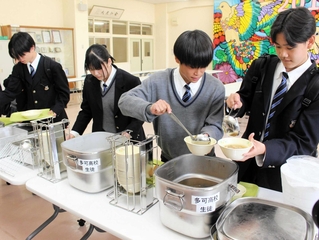 提供された昼食を皿に盛り付け、笑顔を見せる生徒＝多可高校