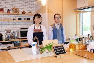 さだまさしさんのファンで、カフェをオープンした大谷めぐみさん（左）と夫の淳児さん＝加東市平木
