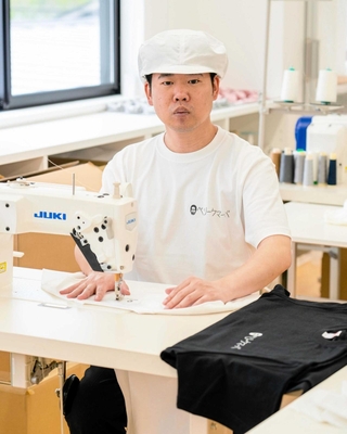 ソーイング竹内とのコラボでエプロンなどを製作した人気ユーチューバーの岡田康太さん（提供）