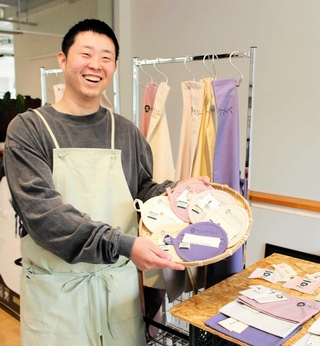 出展する製品を手にする営業部の竹内祐太さん＝ソーイング竹内