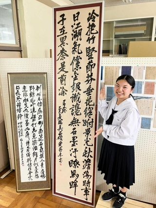 全国高校総合文化祭に出す大作と田村愛茜さん。左は県高校総合文化祭で推薦賞を受けた作品＝小野高校