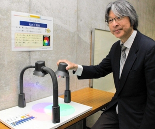 光の三原色を重ねる実験装置＝テラ・ドーム