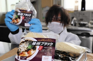 ５年かけて再現したラーメン「播州ブラック」と齋藤善雄さん＝加東市上滝野