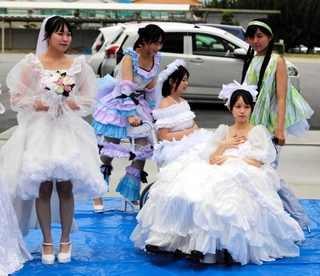 車いすの人向けなどのウエディングドレスを着用し、リハーサルに臨む西脇高校の生徒＝西脇高校