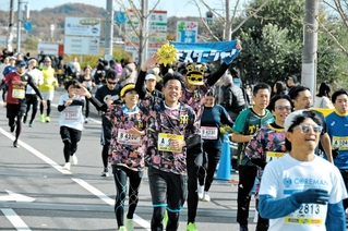 前回大会で完走を果たし、喜ぶランナー＝２０２４年１２月８日、小野市役所前