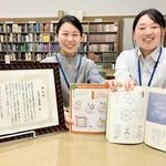四角いシャボン玉が載った本を持つ東後江里奈さん（右）と司書の中村一香さん＝小野市立図書館