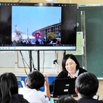 視察した大阪・関西万博会場を６年生に説明する北山佳奈教諭＝中番小学校