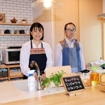 さだまさしさんのファンで、カフェをオープンした大谷めぐみさん（左）と夫の淳児さん＝加東市平木
