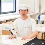 ソーイング竹内とのコラボでエプロンなどを製作した人気ユーチューバーの岡田康太さん（提供）