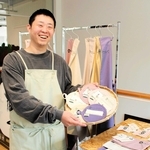 出展する製品を手にする営業部の竹内祐太さん＝ソーイング竹内