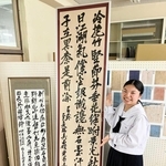 全国高校総合文化祭に出す大作と田村愛茜さん。左は県高校総合文化祭で推薦賞を受けた作品＝小野高校