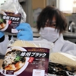 ５年かけて再現したラーメン「播州ブラック」と齋藤善雄さん＝加東市上滝野