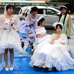 車いすの人向けなどのウエディングドレスを着用し、リハーサルに臨む西脇高校の生徒＝西脇高校