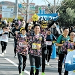 前回大会で完走を果たし、喜ぶランナー＝２０２４年１２月８日、小野市役所前