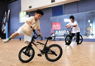 トゥーン・パクハム選手（右）から指導を受ける子ども＝加東市下滝野、日光園