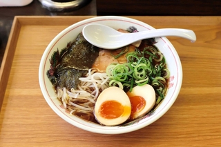 「中華そば　神明」で人気を集める味玉付きの播州ラーメン＝明石市北朝霧丘２